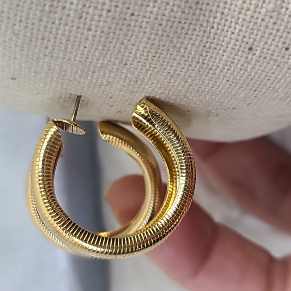 Hoop Earrings Gold Tone Omega Chain Ribbed Vintage Classic Everyday Career EUC - Picture 5 of 6
